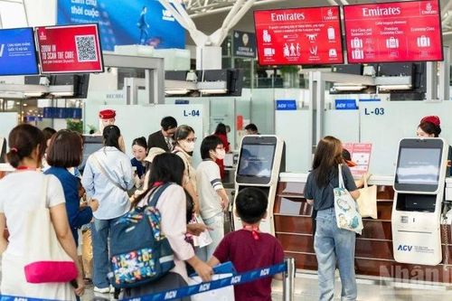 Những vị khách 'đặc biệt' lần đầu trải nghiệm quy trình hàng không tại Nội Bài