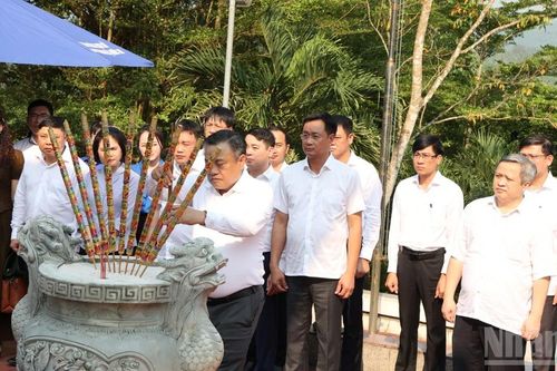 Chủ nhiệm Ủy ban Kiểm tra Trung ương Trần Sỹ Thanh dâng hương tại Bia di tích Ban Kiểm tra thuộc Khu di tích lịch sử Quốc gia khu ủy Khu V