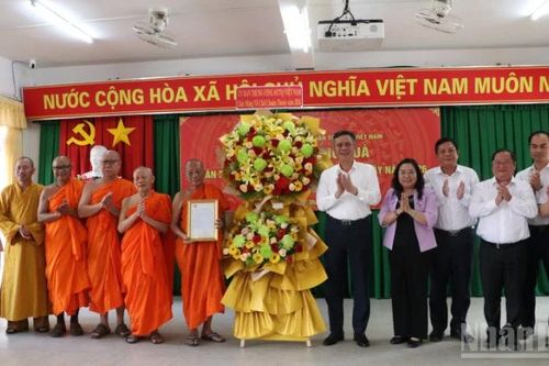 Đảng ủy Mặt trận Tổ quốc Việt Nam thăm và tặng quà đồng bào dân tộc Khmer tại thành phố Cần Thơ