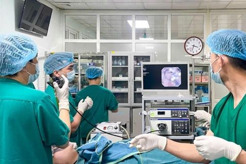 Hạt hồng xiêm mắc kẹt ở phế quản bé trai suốt 13 tháng