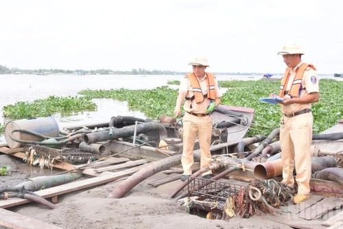 Đồng Tháp bắt 7 phương tiện thủy khai thác, vận chuyển cát trái phép