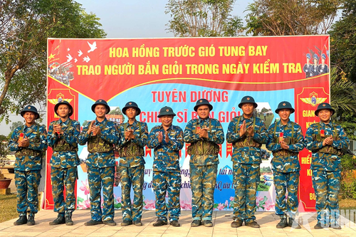 Chiến sĩ mới Sư đoàn 372 tự tin bắn đạn thật súng tiểu liên AK bài 1