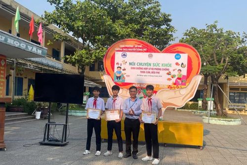 Khen thưởng 3 em học sinh nhặt được tài sản trên bãi biển Thanh Khê trả lại người mất