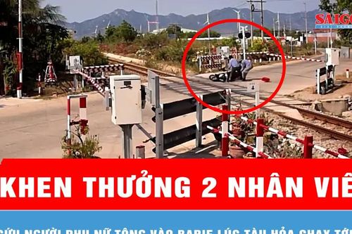 Khen thưởng 2 nhân viên cứu người phụ nữ tông vào barie tàu hỏa