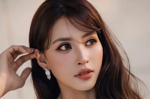 Ngắm nhan sắc 'vạn người mê' của Hoa hậu Tiểu Vy sau gần 8 năm đội vương miện