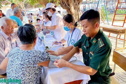 Tây Ninh: Khám bệnh, phát thuốc và trao quà cho người dân xã Ninh Điền