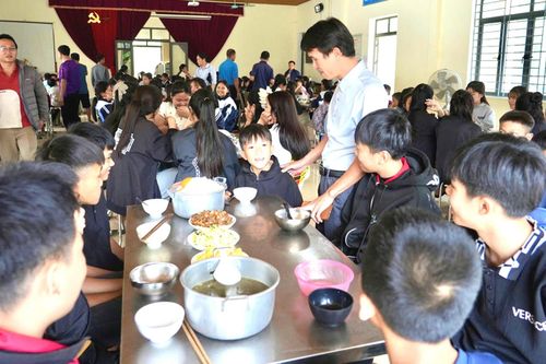 Bữa cơm trưa ấm lòng học trò vùng cao xứ Nghệ