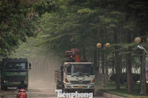 Hà Nội: Người dân 'ngộp thở vì bụi công trình bao vây phố Tân Mỹ