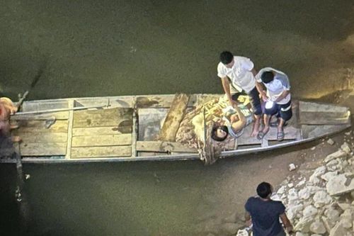Khoảnh khắc xé dòng nước dữ, giành lại sự sống cho hai mẹ con nhảy cầu