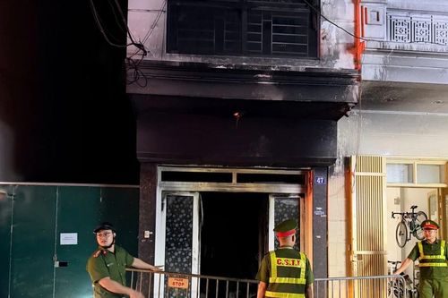 Hà Nội: Cháy nhà trên đường Hồng Hà, 5 người mắc kẹt được đưa ra ngoài an toàn