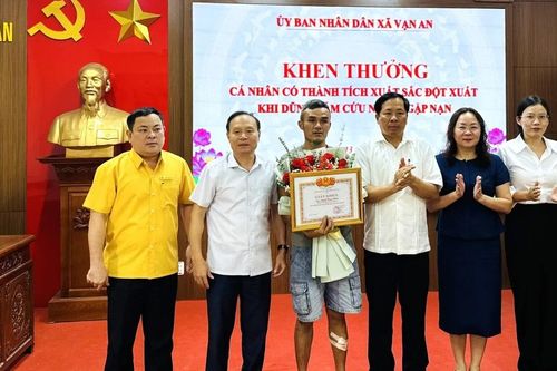 Khen thưởng đột xuất người đàn ông dũng cảm cứu hai mẹ con trên sông Lam
