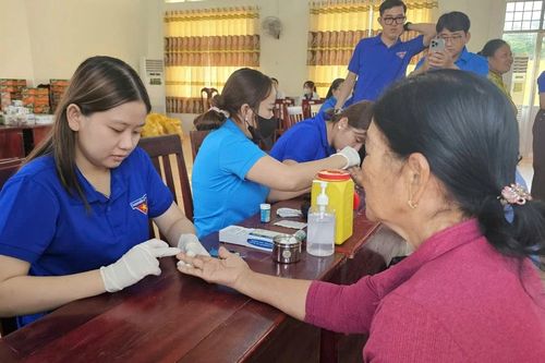 Tuổi trẻ CSGT đồng hành chăm lo đồng bào Khmer