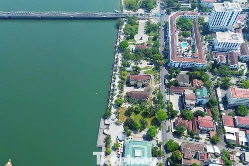Cận cảnh loạt công sở bỏ hoang ven sông Hương sắp 'lột xác' thành điểm đến cao cấp