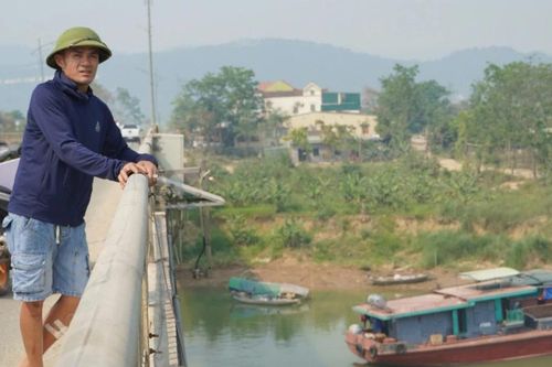 Khoảnh khắc người hùng lao từ độ cao 10m xuống sông Lam cứu hai mẹ con