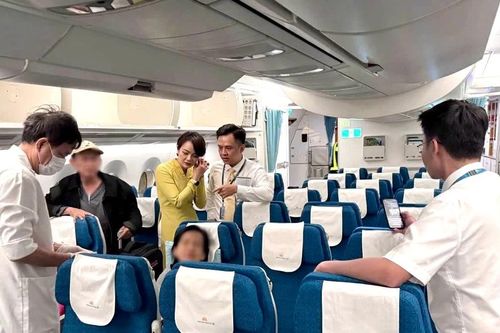 Khách Việt bất tỉnh trên chuyến bay từ Mỹ về TPHCM