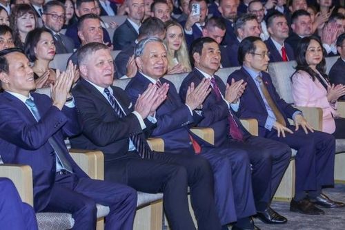 Tổng Bí thư, Chủ tịch nước và Thủ tướng Slovakia dự Hòa nhạc hữu nghị Việt Nam - Slovakia