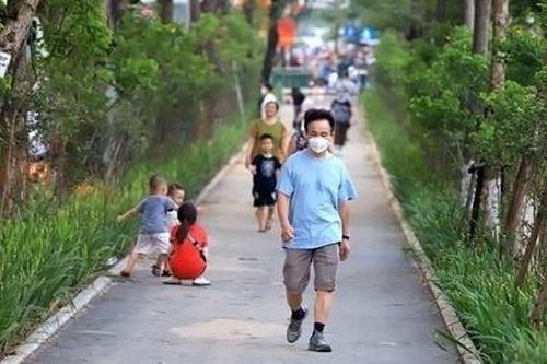 Đi bộ hay vấp, dấu hiệu coi chừng liệt vĩnh viễn