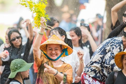 Hàng nghìn du khách về Buôn Đôn 'té nước' cùng người Lào ở Đắk Lắk