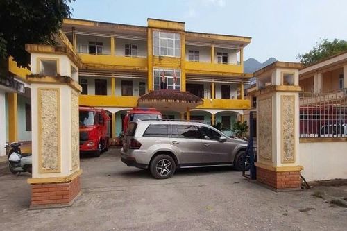 Mang hồ sơ vi phạm ra xe cố thủ nhiều giờ, người đàn ông bị khởi tố