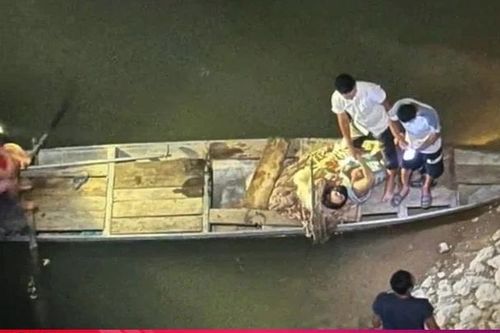 Người đàn ông lao xuống sông Lam cứu hai mẹ con nhảy cầu