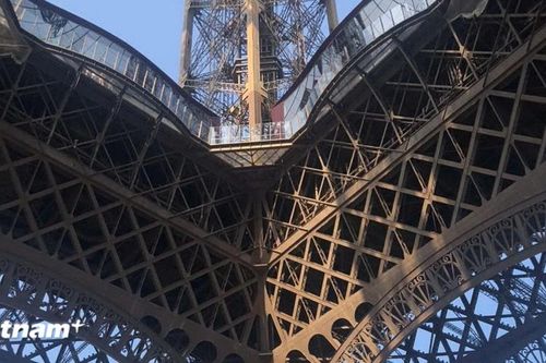 Cầu thang Tháp Eiffel lên sàn đấu giá, hứa hẹn lập kỷ lục mới