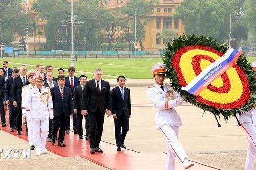 Thủ tướng Slovakia đặt vòng hoa tưởng niệm các Anh hùng liệt sỹ và viếng Chủ tịch Hồ Chí Minh