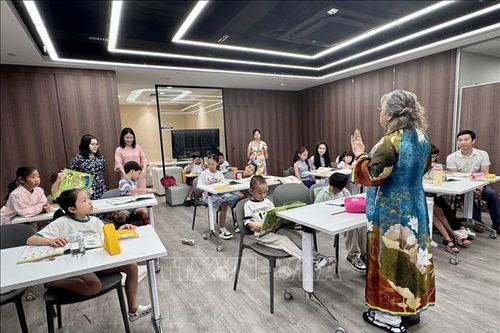 Tôn vinh tiếng Việt: Viết tiếp câu chuyện nguồn cội giữa lòng đảo quốc Sư tử