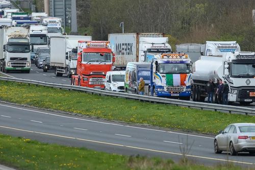 Ireland tiếp tục cắt giảm thuế nhiên liệu
