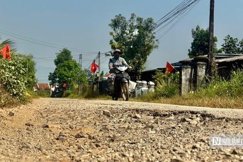 Con đường 7km như 'tấm áo rách', người dân khổ sở trong bụi mù, bùn lầy