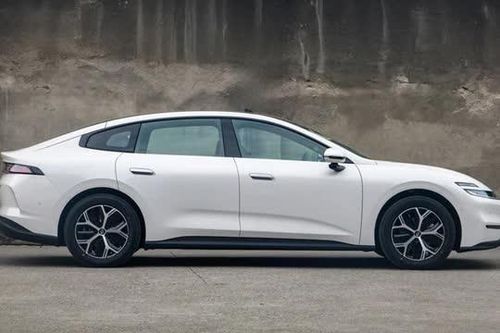 Xe sedan cùng phân khúc với Toyota Camry, công suất 286 mã lực, giá hơn 420 triệu đồng