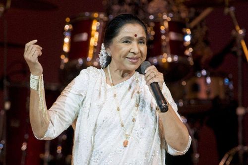 Asha Bhosle, người phụ nữ huyền thoại của Bollywood qua đời ở tuổi 92