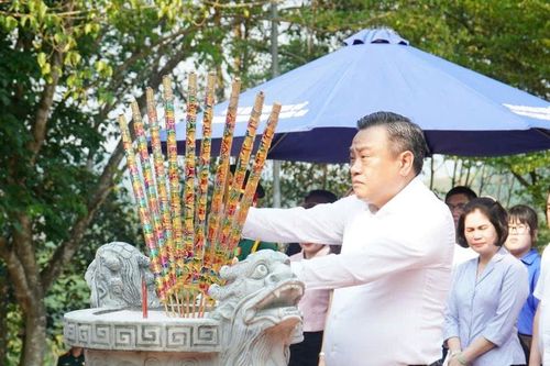 Chủ nhiệm Ủy ban Kiểm tra Trung ương Trần Sỹ Thanh dâng hương tại Bia di tích Ban Kiểm tra Khu ủy Khu V