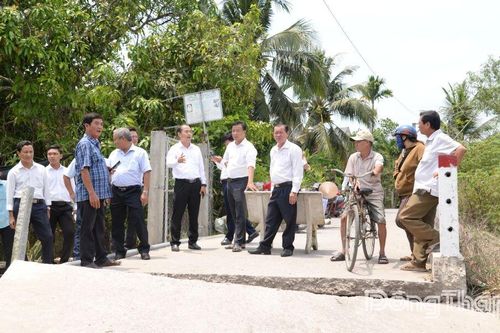 Phó Chủ tịch UBND tỉnh Nguyễn Phước Thiện kiểm tra hiện trường vụ sạt lở bờ sông Phú An