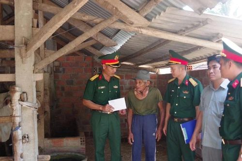 Lữ đoàn 572 hỗ trợ sinh kế cho gia đình có hoàn cảnh khó khăn