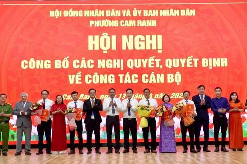 Phường Cam Ranh công bố các nghị quyết, quyết định về công tác cán bộ