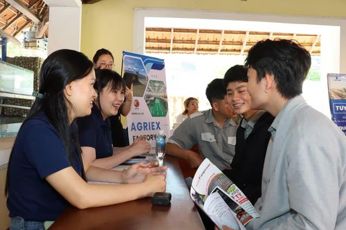 Phát triển đồng bộ thị trường lao động