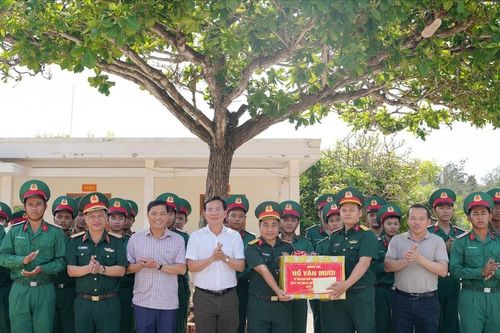 Chủ tịch UBND tỉnh Lâm Đồng Hồ Văn Mười thăm, động viên Đại đội Bộ binh đặc khu Phú Quý