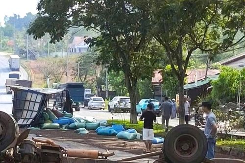 Xe tải lật trên đường Hồ Chí Minh, 2 người bị thương nặng