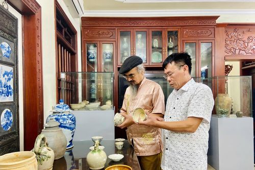 Người gìn giữ di sản qua những cổ vật