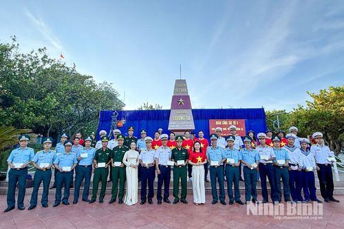 Đoàn đại biểu tỉnh Ninh Bình thăm, tặng quà tại Quần đảo Trường Sa, Nhà giàn DK1