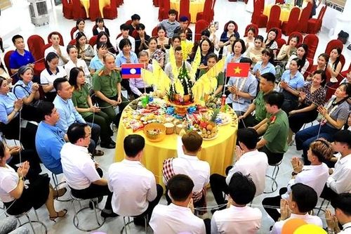 Gần 50 lưu học sinh Lào đón Tết Bunpimay tại Trường Cao đẳng Kinh tế - Kỹ thuật Hòa Bình