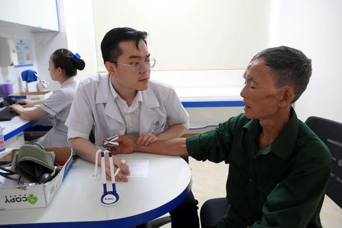 Khám, cấp phát thuốc miễn phí cho cựu chiến binh
