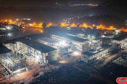 Xuyên đêm thi công xây trường nội trú biên giới