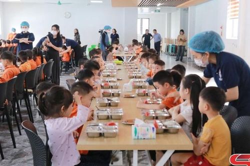 Đảm bảo bữa ăn đủ dinh dưỡng cho trẻ mầm non