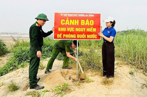 Phường An Tường cắm biển cảnh báo phòng, chống đuối nước tại bãi soi chân cầu Tình Húc