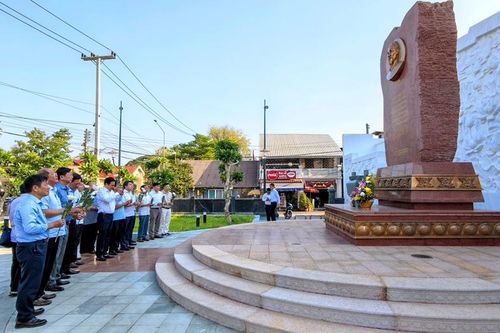 Đoàn công tác TP. Huế dâng hương tại Khu lưu niệm Chủ tịch Hồ Chí Minh ở Savannakhet