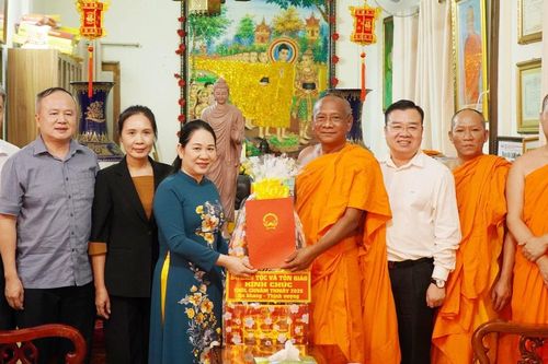 Thứ trưởng Bộ Dân tộc và Tôn giáo thăm, chúc Tết Chôl Chnăm Thmây tại chùa Candaransi