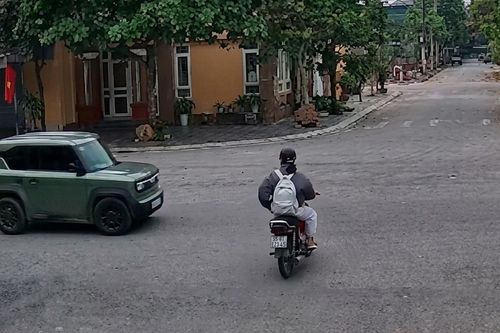 Ô tô con tông người đi xe máy giữa ngã tư