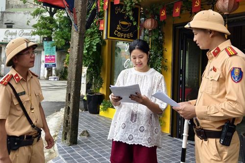 Hà Nội: Cảnh sát vận động 60 chủ quán cà phê cam kết không lấn đường tàu