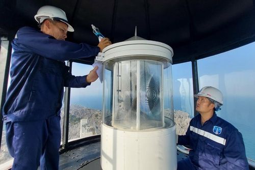 Đề xuất quy định số giờ làm thêm, nghỉ ngơi cho người vận hành luồng hàng hải, đèn biển